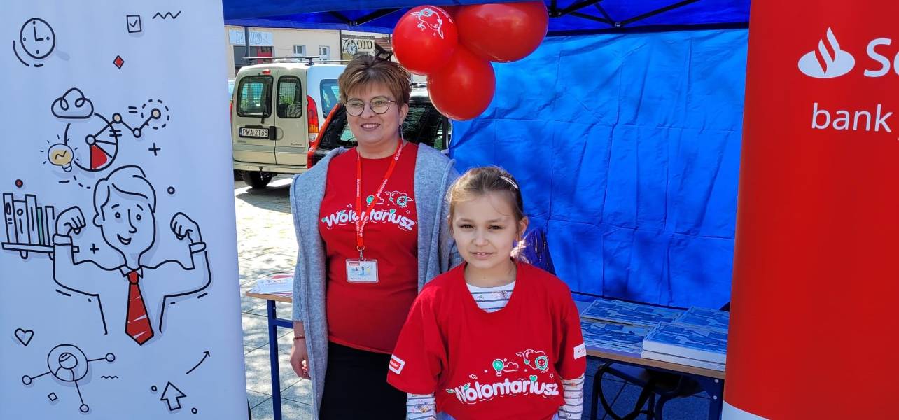 Na zdjęciu wolontariuszki Fundacji Santander w czerwonych koszulkach z serduszkiem
